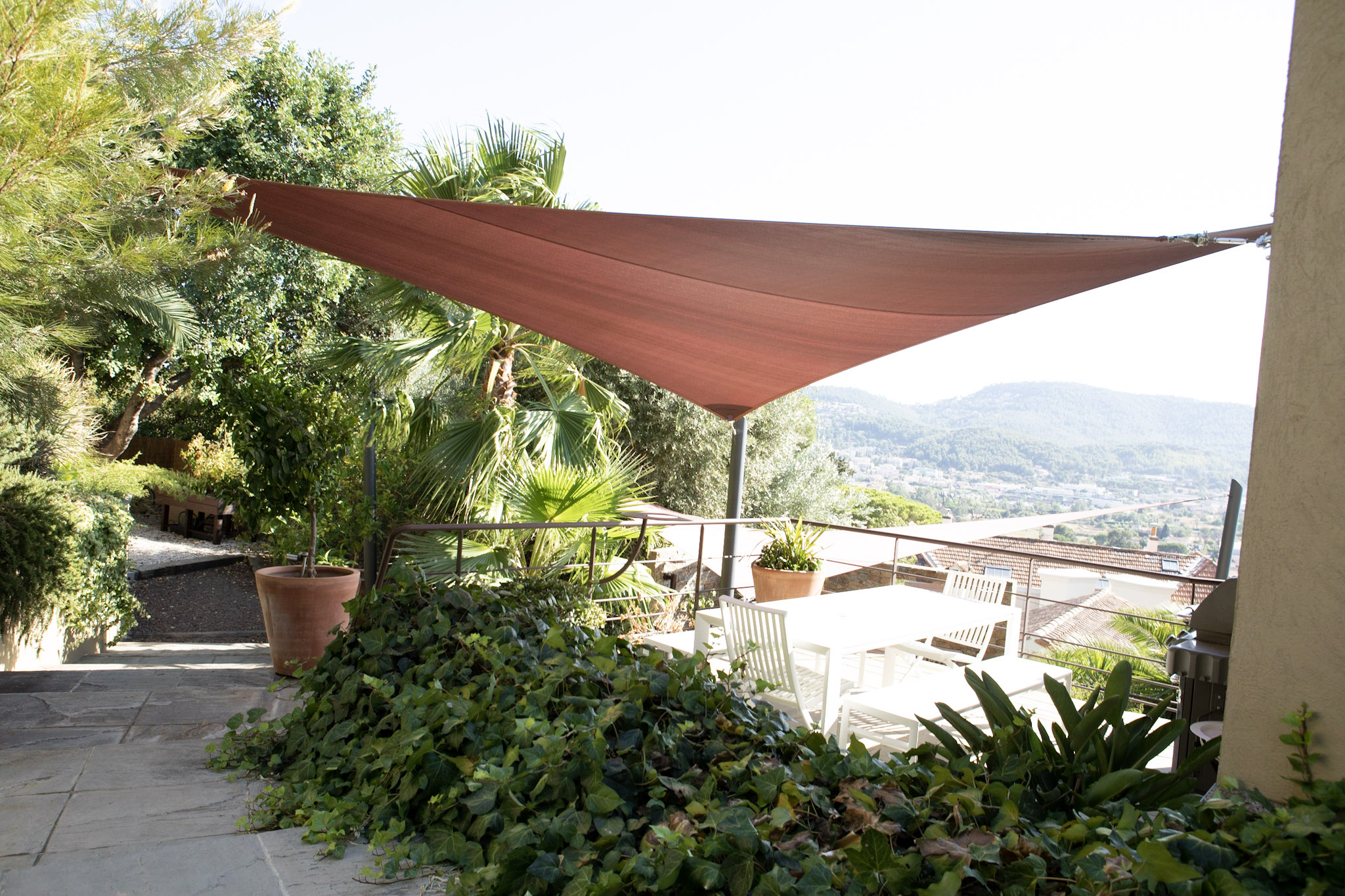 Jardin avec voile d’ombrage sur mesure