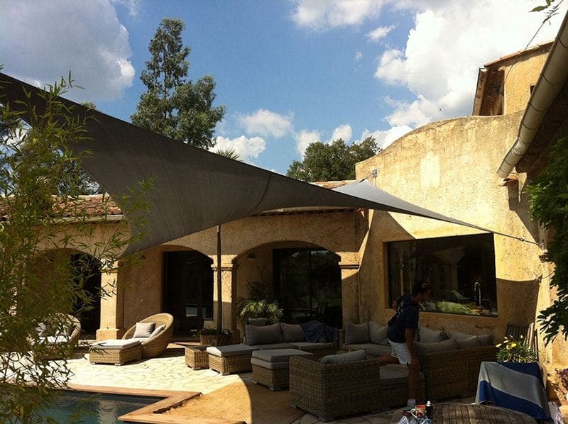 Terrasse avec voile d’ombrage sur mesure